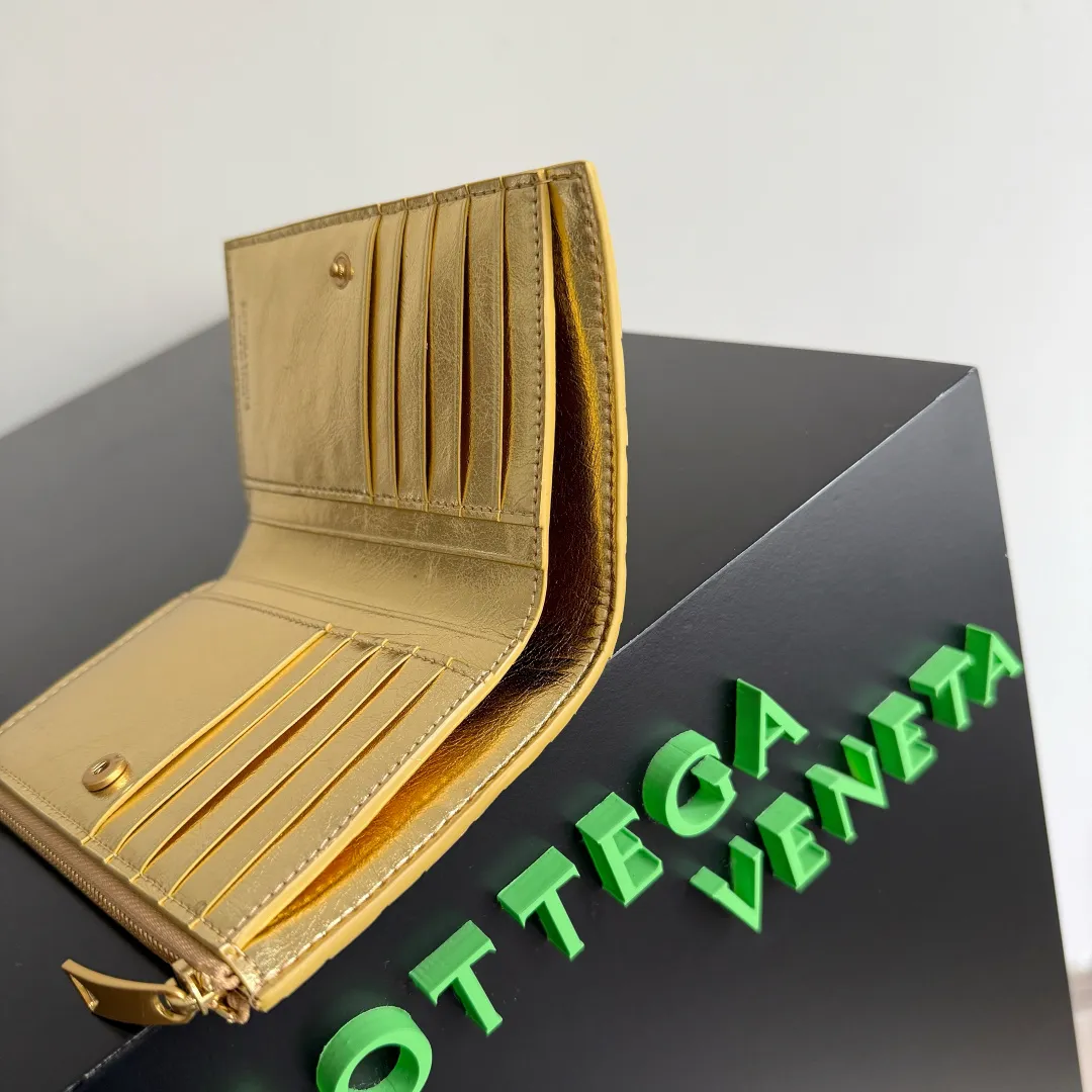 Batch 960 of BOTTEGA VENETA’s new woven small wallets are now shipping! ! ! 🥰🥰Made of carefully selected first-layer sheepskin fabric, this small luxury wallet has an elegant appearance and is also full of practicality. It can store change, driver's license and various cards at the same time. It is so small that it can be put in your pocket and carried with you. It is really convenient [Applause][Applause] Style No.: 667468 Size: 14.5*9.3*2cm